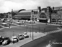 Haarlem 1960  Haarlem 1960. One of the years that the station building was completely visible. The station square used to be occupied by the Beynes works, rolling stock builder. It closed in the late fifties. Nowadays the station square is once again built up with distgustingly ugly parking and office building.  (Photo courtesy: http://www.stationsweb.nl/)